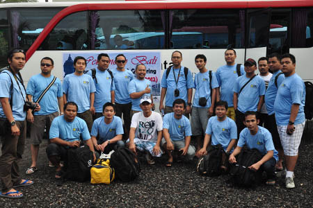 Photo group PT. IBF dengan bus