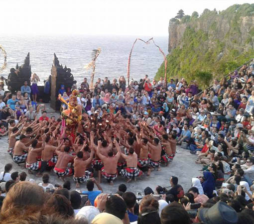 tari kecak di uluwatu